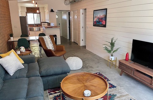 Camelback East Condo | Stylish & Modern, 2 Bed Condo, Convenient Location in Phoenix!
