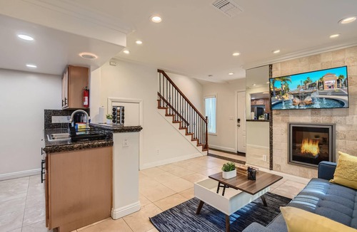 Downtown House | Stylish-Multi-Level-Patio-Games-Fast WIFI-CM3