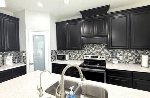 Alamo House | Stylish New Alamo Home Dining & Shops Nearby