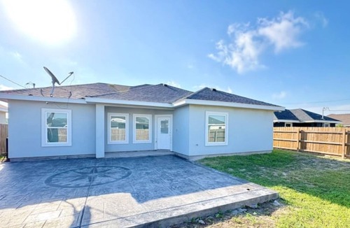 Alamo House | Stylish New Alamo Home Dining & Shops Nearby