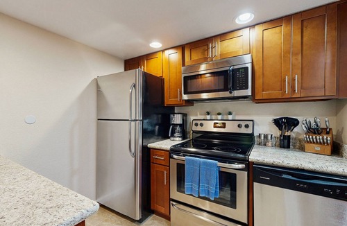 Paradise Valley Village Condo | Stylish & Spacious Condo with Pool, Spa & Gym | Minutes to Golf