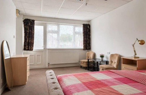 Stone Bed & Breakfast | Stylish Studio with SuperKing Bed Private entrance and parking Near Bluewater