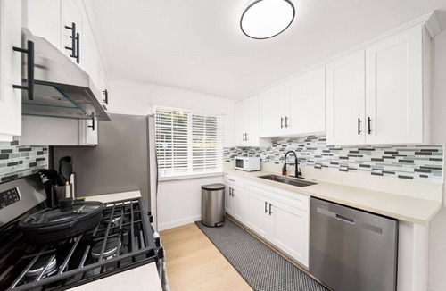 Alhambra House | Stylish Two Bedroom home for your stay!