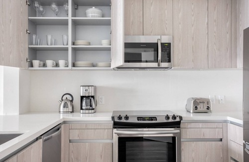 West Los Angeles Apartment | Stylish West LA 1BR w/Pool, Gym & BBQ, nr Restaurants, by Blueground