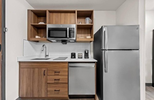 Brownsville Hotel | Suite w/King Bed | Kitchenette | Gym Access | Free Parking