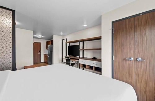 Brownsville Hotel | Suite w/King Bed | Kitchenette | Gym Access | Free Parking