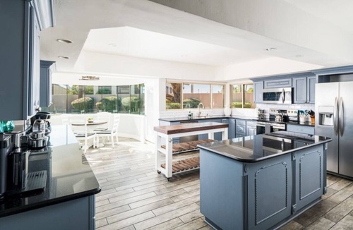 Alhambra House | Sun Valley Estate 9BR Sparkling Pool+Putt-Putt