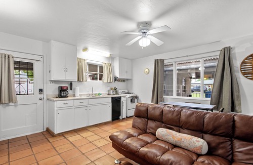 Camelback East Apartment | Sunlit Palm Cottage in Uptown Phoenix