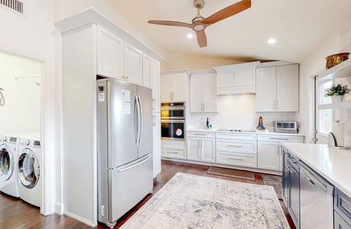 Tempe House | Sunny South Tempe gem with enclosed yard, covered lanai, grill, & washer/dryer