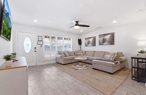 Cox Heights House | Sunrise-Sparkling Pool-BBQ Grill-Mins to Old Town
