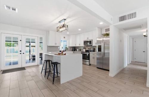 Cox Heights House | Sunrise-Sparkling Pool-BBQ Grill-Mins to Old Town