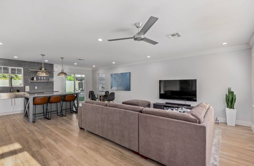 Camelback East House | Sunsets on 11th by AvantStay | Resort-Style Pool + Hot Tub | Game Room