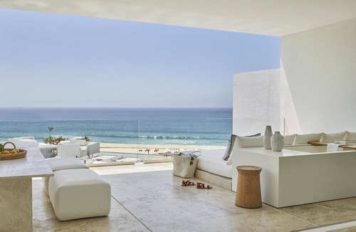 Zona Hotelera House | Sunshine and Splash! 5 Pools Onsite, Beachfront, Free Parking, Pets are Allowed!