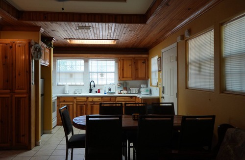 Rio Hondo Cottage | Sunshine cabin with a Shared fishing pier Not waterfront