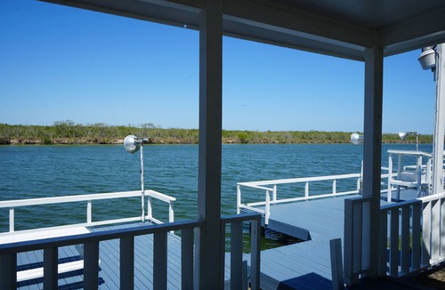 Rio Hondo Cottage | Sunshine cabin with a Shared fishing pier Not waterfront