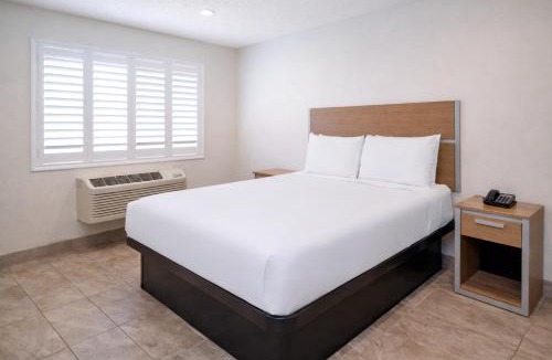 Bakersfield Cabin | Super 8 by Wyndham Bakersfield CA Near Airport