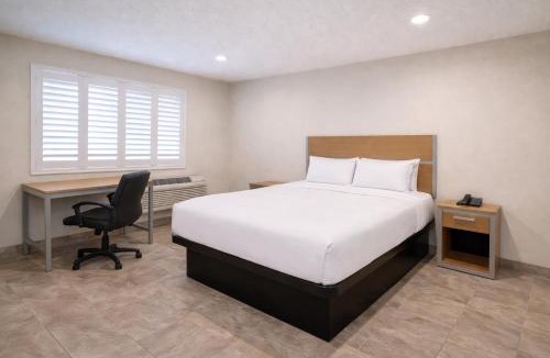 Bakersfield Cabin | Super 8 by Wyndham Bakersfield CA Near Airport