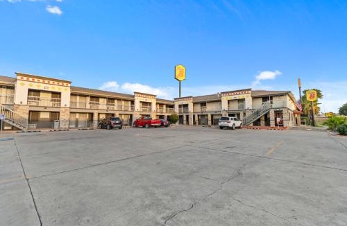 McAllen Hotel | Super 8 by Wyndham McAllen-Downtown-Airport-LA Plaza Mall