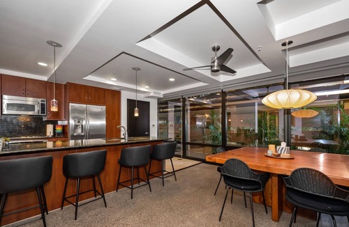 Fashion Square Condo | Super hip ground-level condo 2 min walk to Fashion Square.
