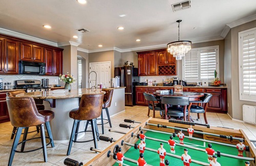 Palm Valley House | Swim-Up Bar & Games! Ultimate Goodyear Group Stay