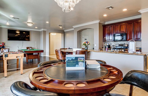 Palm Valley House | Swim-Up Bar & Games! Ultimate Goodyear Group Stay