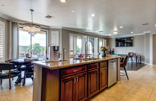 Palm Valley House | Swim-Up Bar & Games! Ultimate Goodyear Group Stay