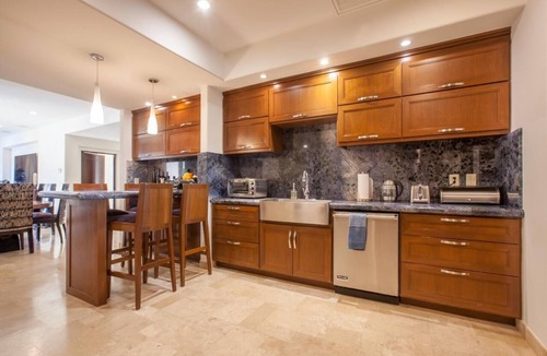 La Paz Villa | Swimmable Beachfront Penthouse w/Pool, Hot Tub, Gym, Walk to Town & Sea Views