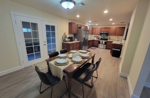 Globe House | Terrific 3-bedroom house with AC in charming Globe
