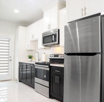 Edinburg Apartment | The Ambassador Suite