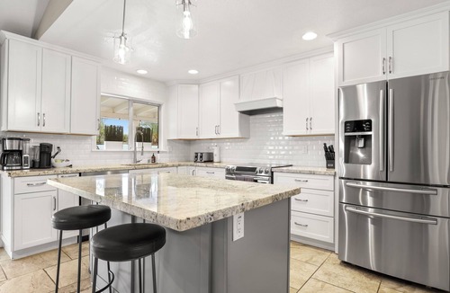 Tempe House | The Dava | Free Heated Pool & Putting Green