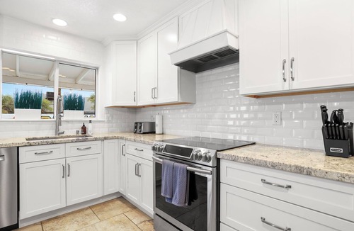 Tempe House | The Dava | Free Heated Pool & Putting Green