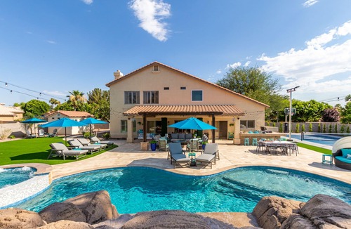 Gilbert House | The Grand Saguaro, Heated Pool, Hot Tub, Pickleball, Sleeps 27