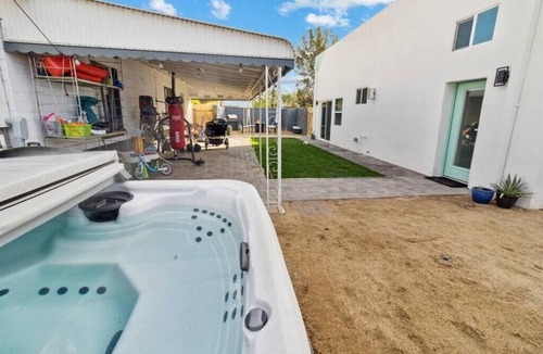Encanto House | The Gregory: 2 Bed/1 Bath Guesthouse