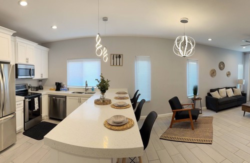 Brownsville House | The house Wren! A beautifully modern duplex house centrally near all attractions