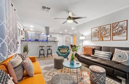 Citrus Plaza Villa | The Hummingbird House, Sauna & Mountain Views!