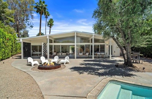 Palm Springs House | The Mod Cherry - Luxury Meets Retro Charm: Stay in a Stunning Palm Springs Retreat