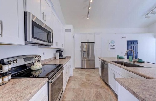 Homestead I HOA House | The Oasis Arizona Basketball Court, pool, mini-put, Arcades!