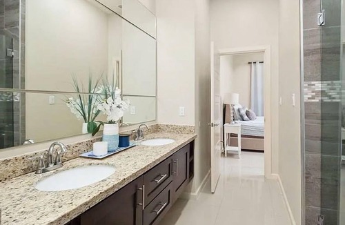 Brownsville House | The Oasis- Sleeps 8 (Brownsville, SPI, SpaceX)