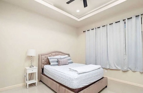 Brownsville House | The Oasis- Sleeps 8 (Brownsville, SPI, SpaceX)