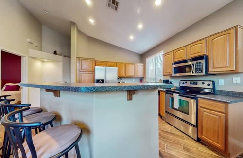 South Mountain House | The Palo Verde | Pool, Fire Pit & Fast Wi-Fi | Sleeps 8