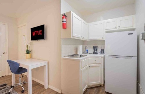 McAllen Apartment | 💚The Pecan 🧡Junior Suite Central McAllen Fast WiFi