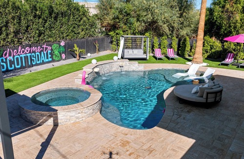 Fairway Park House | The PinkPalm 3, Heated Pool!, 6 min to Old Town!
