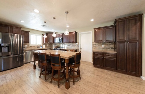 Mesa House | The Rexford-4 bdrm, Pool, Pickleball Court, Basketball