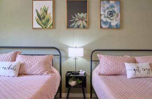 Fashion Square Apartment | The Scott Getaway - Walkable to Old Town, remodeled space, outdoor pool!
