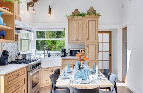 Altadena House | The TrendSetter: Near Universal Studios, Crypto Arena, and the Rose Bowl