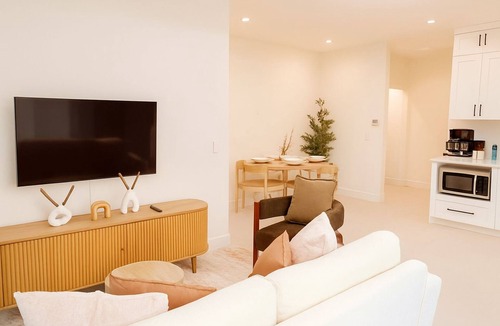 Riverview West House | The Ultimate OC Stay – NEW Stylish 6BR Home Perfect for Families & Groups!