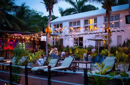 Centro House | The Yak Lake House - Hostal Bacalar