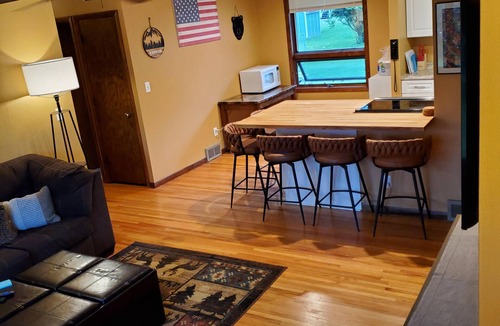 Kenwood House | Toledo Blue House-Spacious 5 bedroom, 2 living rooms & large outside area.