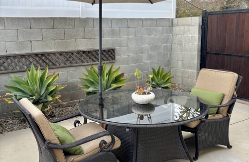 Thousand Oaks Apartment | Tranquil guest suite/private entrance/patio/Tesla charger/central Thousand Oaks