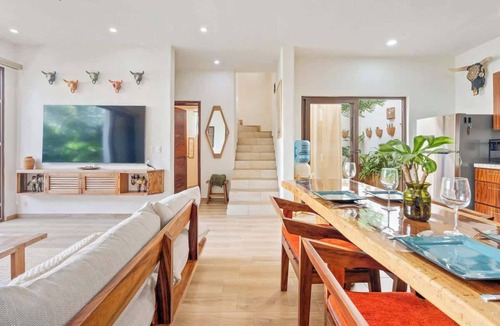 San Francisco House | Tranquil Jungle Retreat: Pool, Bikes, Walk to Town